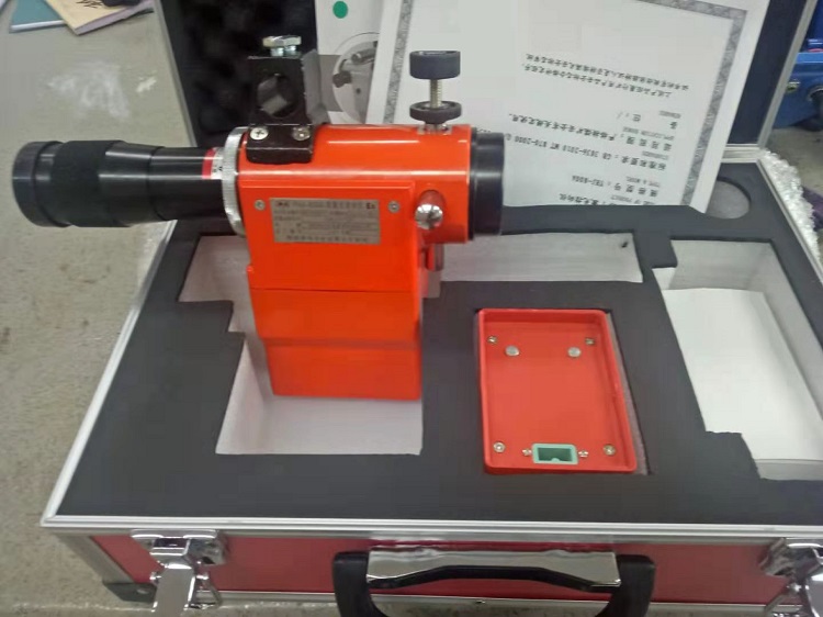 激光指向仪（绿光1500米，含充电器1个，电池2块）YHJ-800A